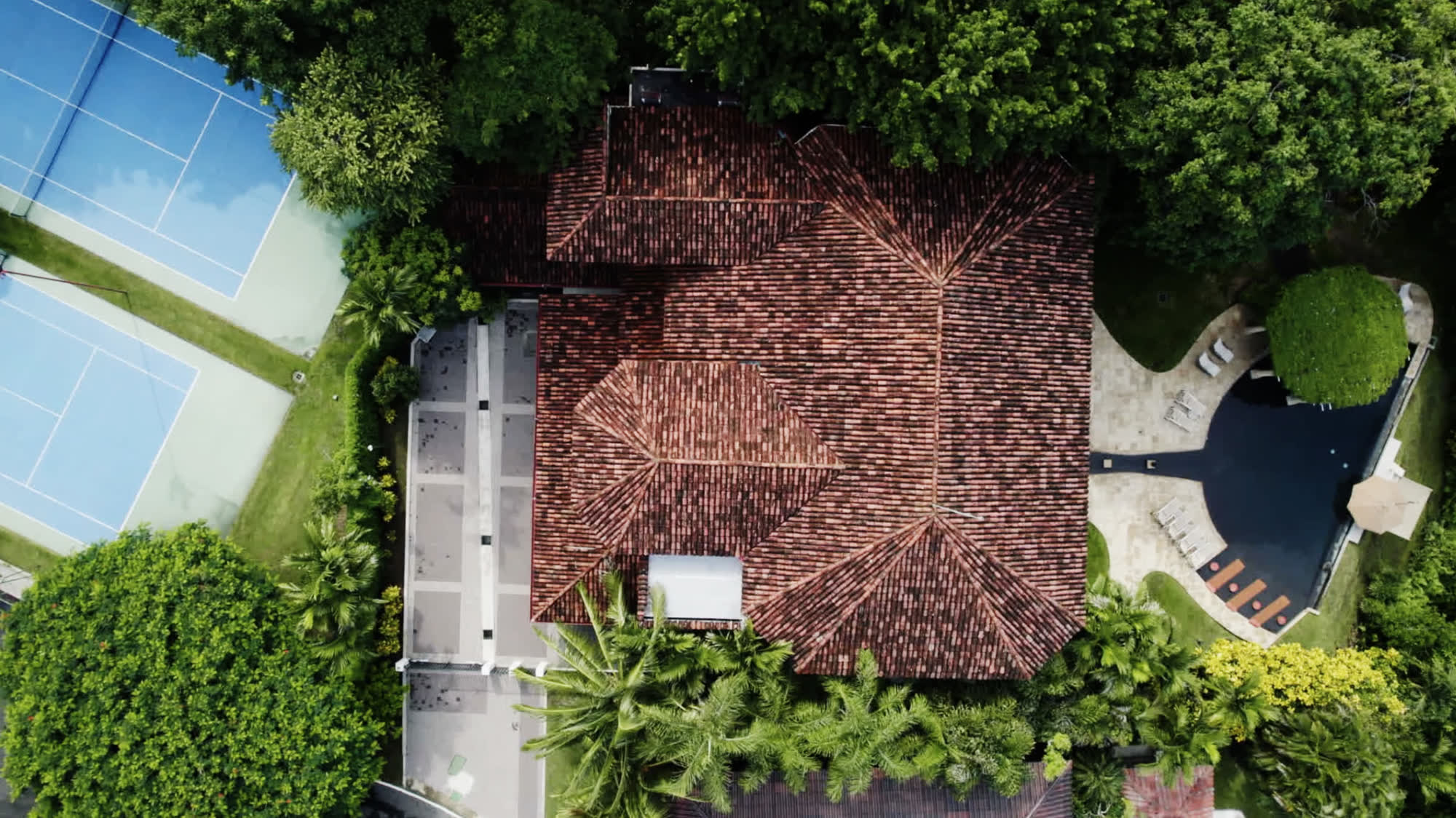 Casas en alquiler — Vista aérea de una casa rodeada de selva tropical