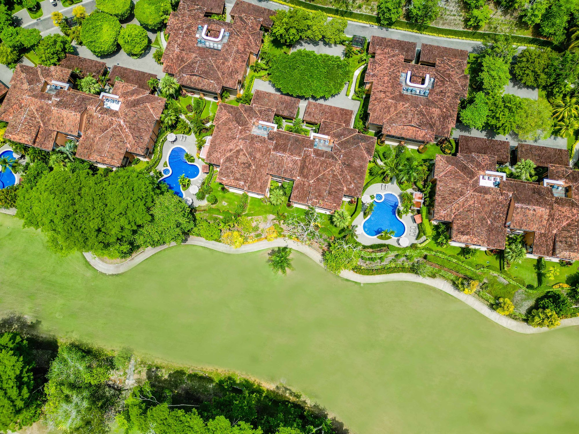 Gated Communities — Condominios y piscinas sobre el campo de golf, vista aérea