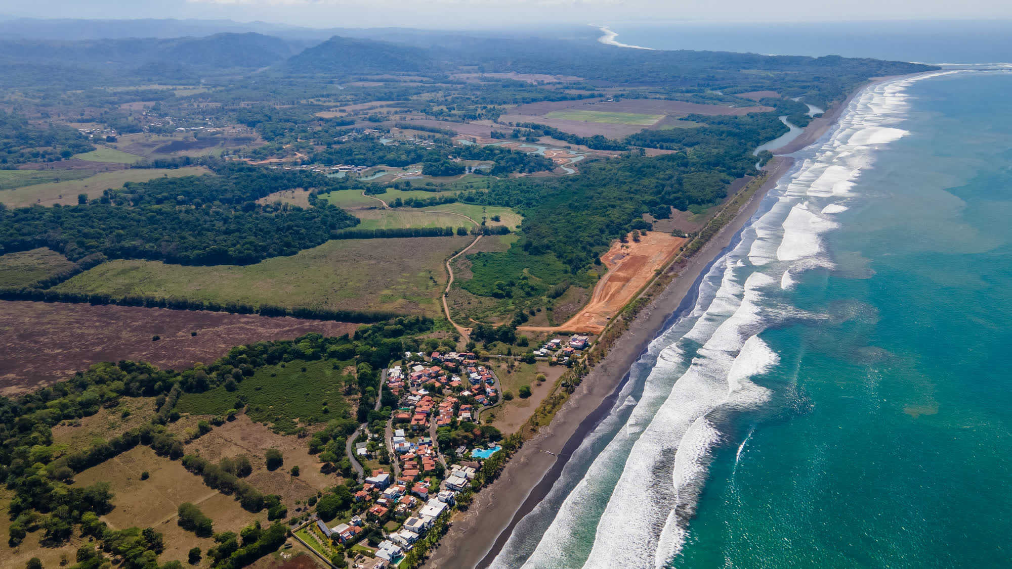 Vista aérea de campos abiertos frente a la costa