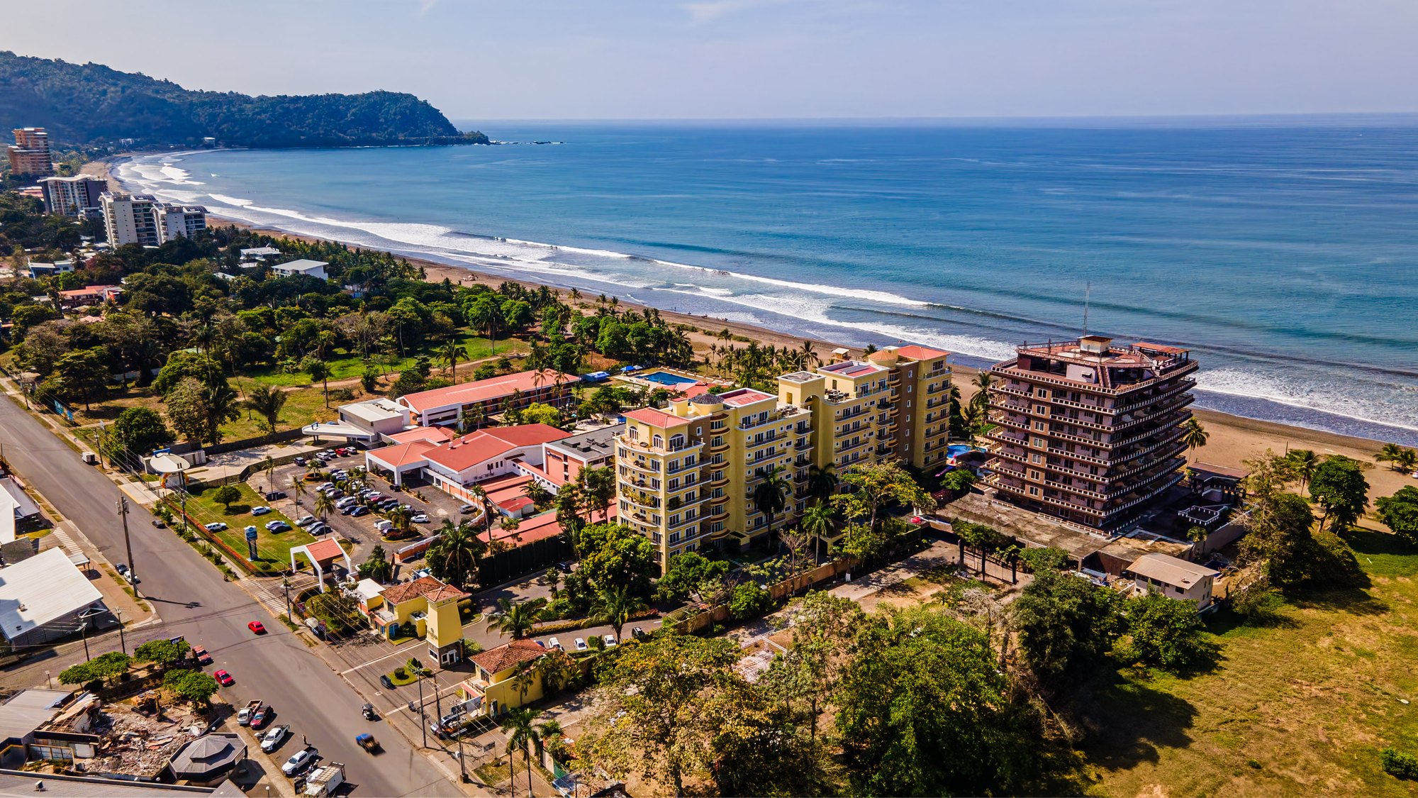 Pueblo costero y condominios frente a la playa, vista aérea