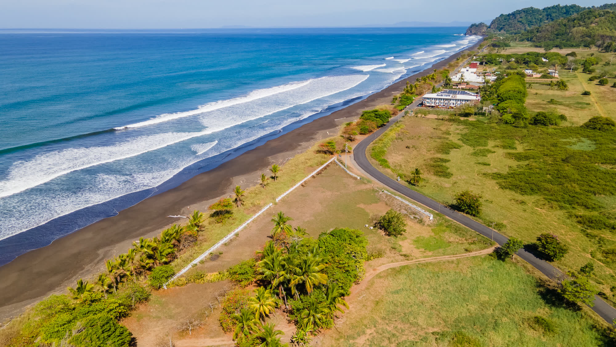 Fincas y terrenos — Vista aérea de un terreno con frente de playa