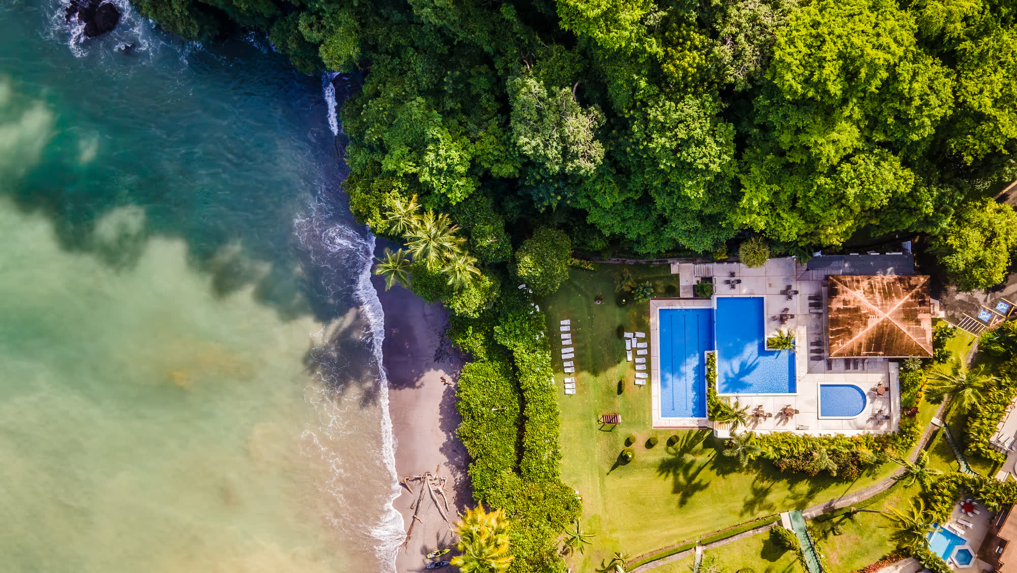 Proyectos y nuevos desarrollos — Vista aérea de una villa sobre una cala del Pacífico