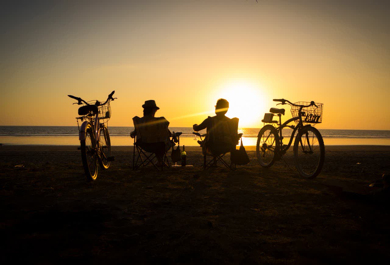Bicicletas al atardecer en un camino costero