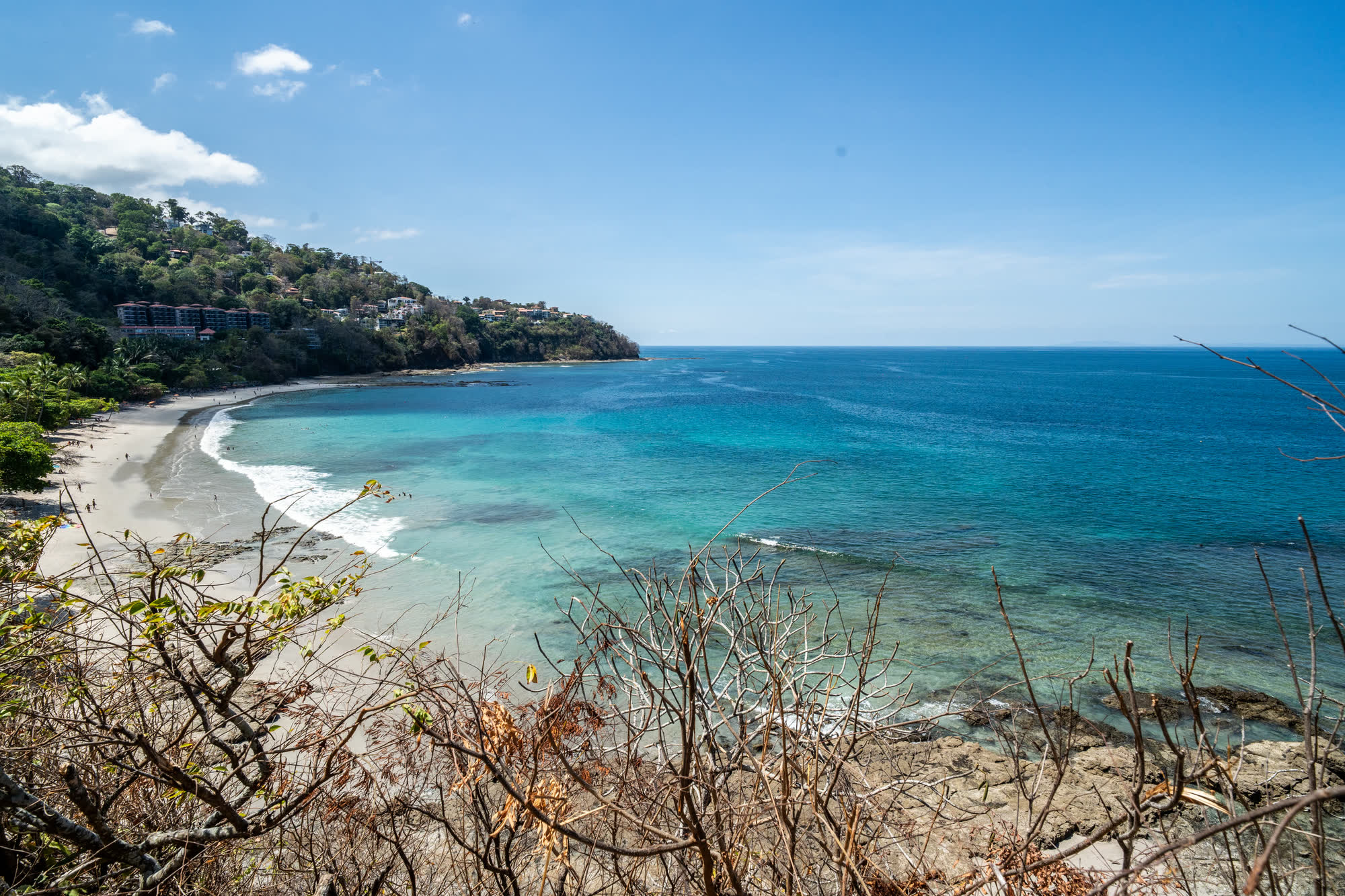 Cala de agua turquesa vista desde un mirador