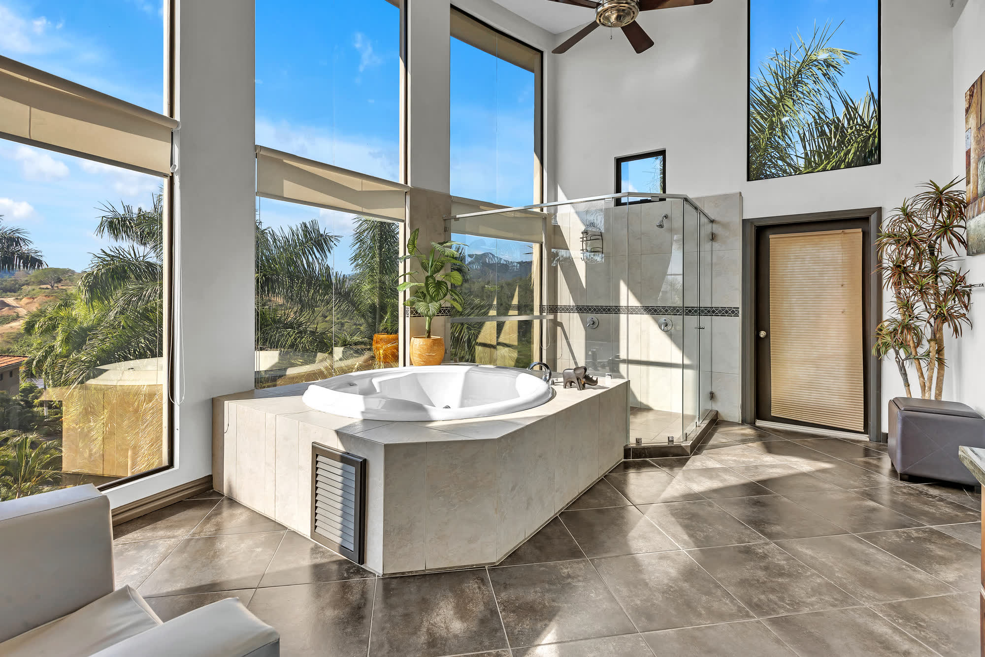Baño interior con vista abierta a la selva