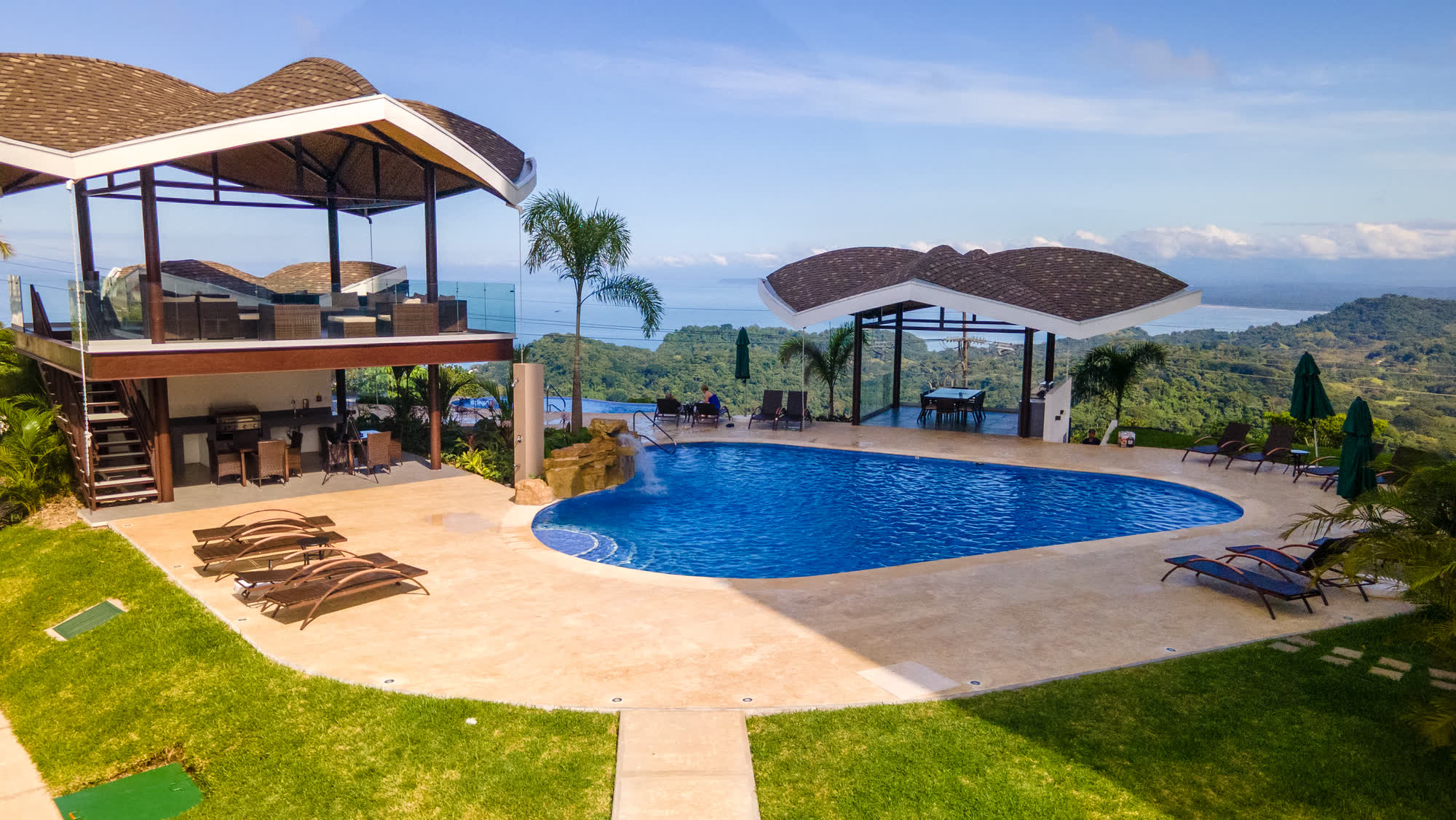 Pabellón abierto junto a la piscina