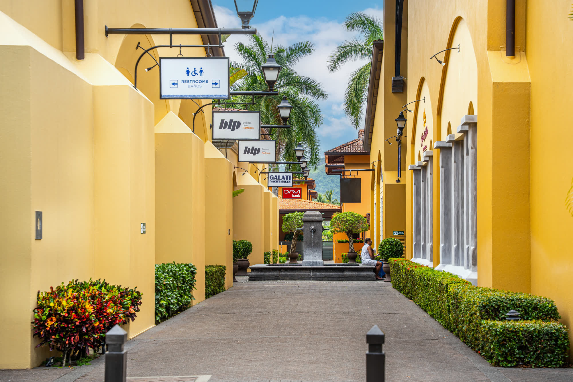 Propiedades comerciales — Plaza comercial de arquitectura contemporánea