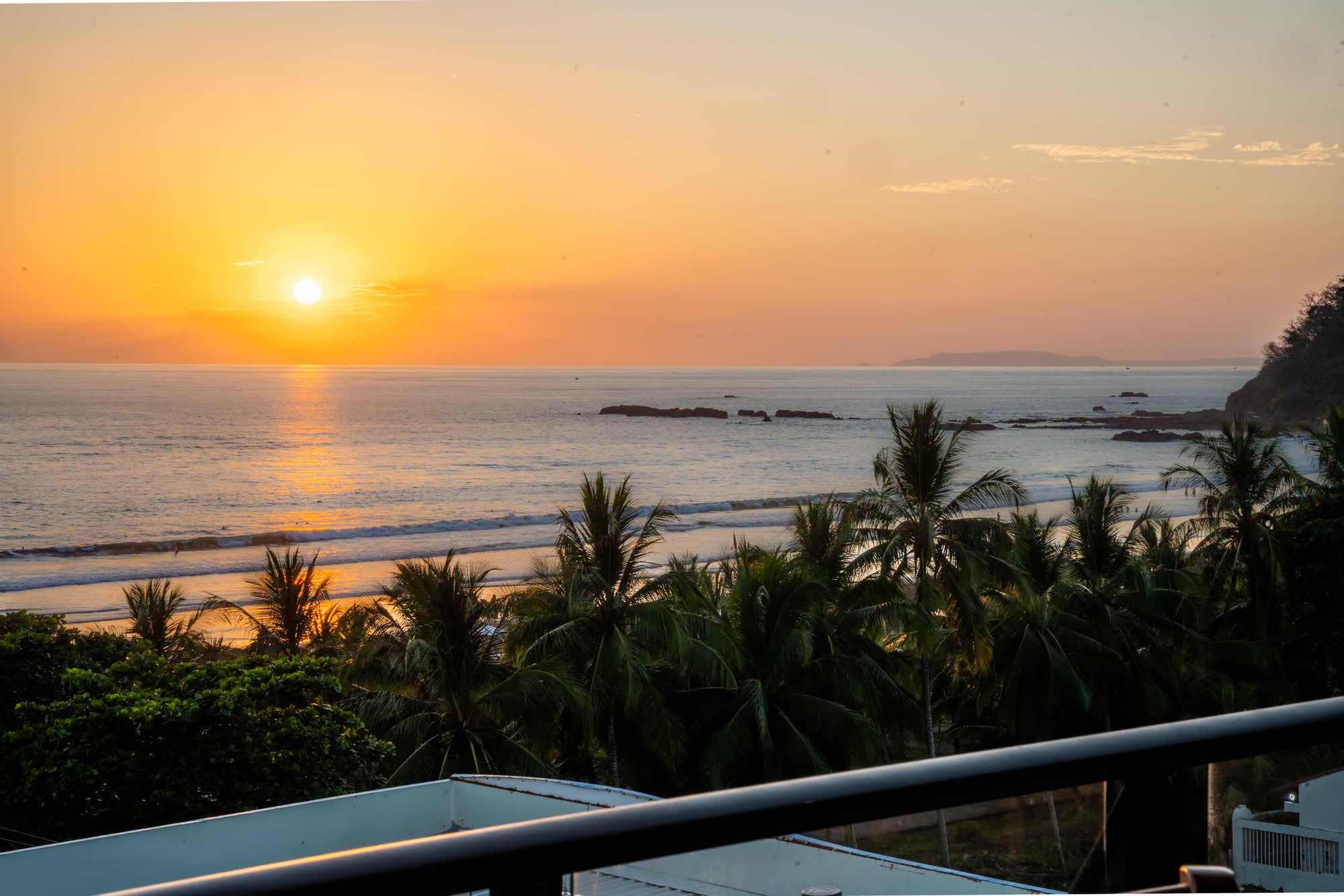 Propiedades de lujo — Terraza con vista al océano al atardecer