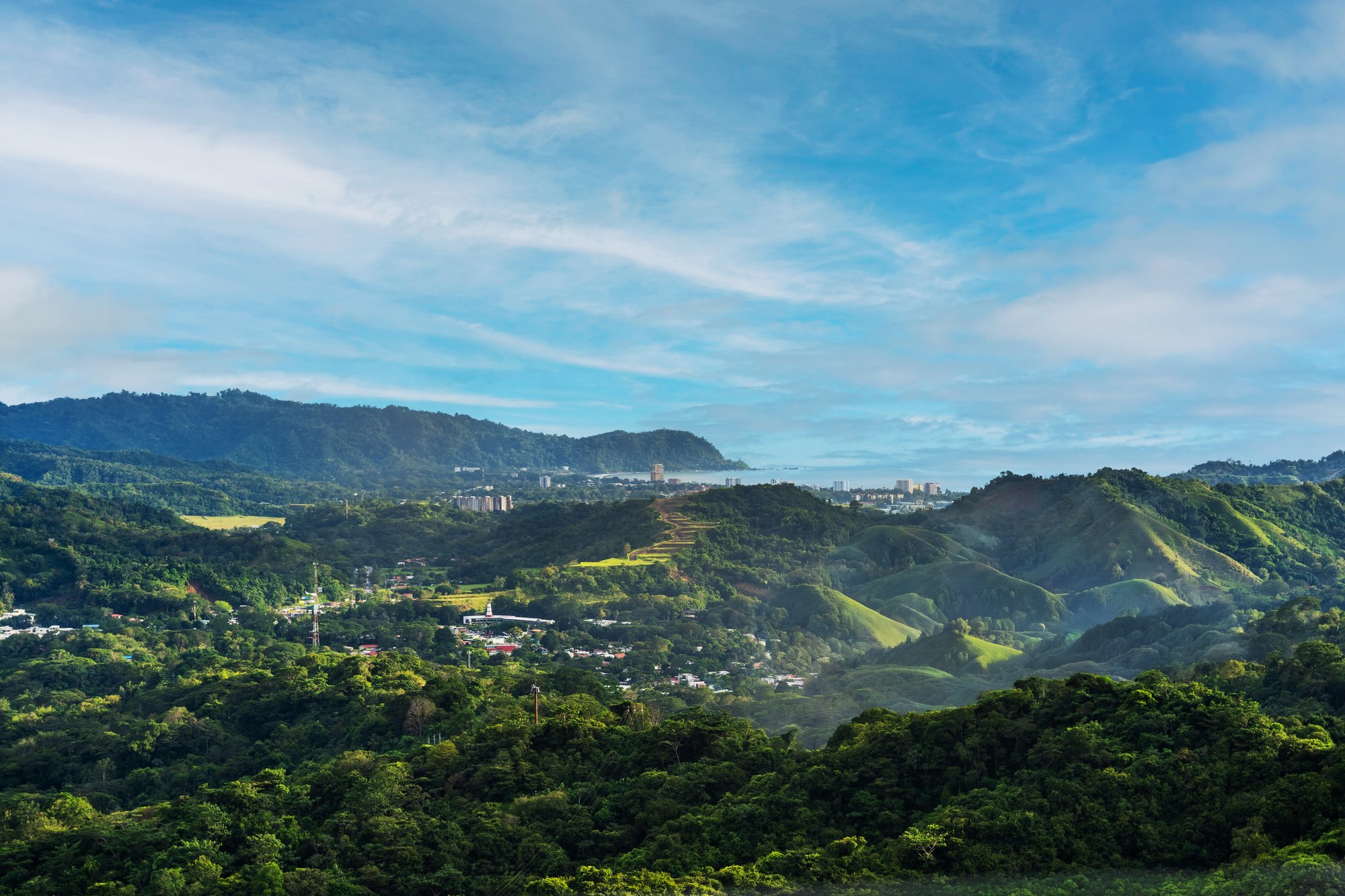 Valle verde con la costa al fondo