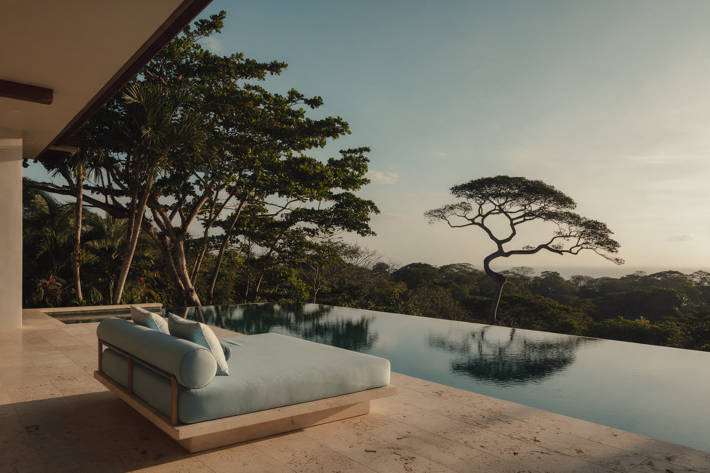 Sala exterior junto a una piscina infinita
