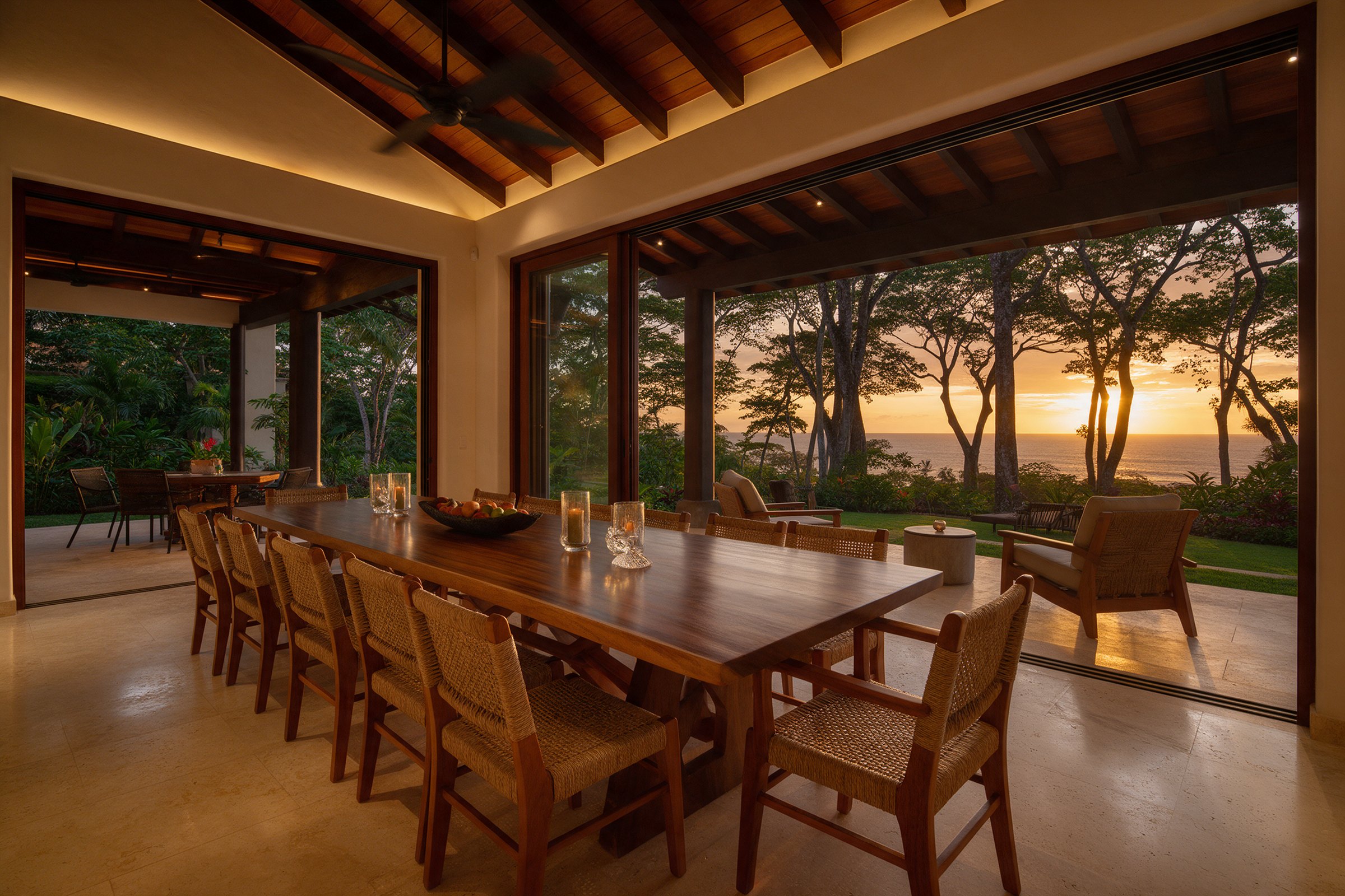 Comedor abierto con vista a la selva